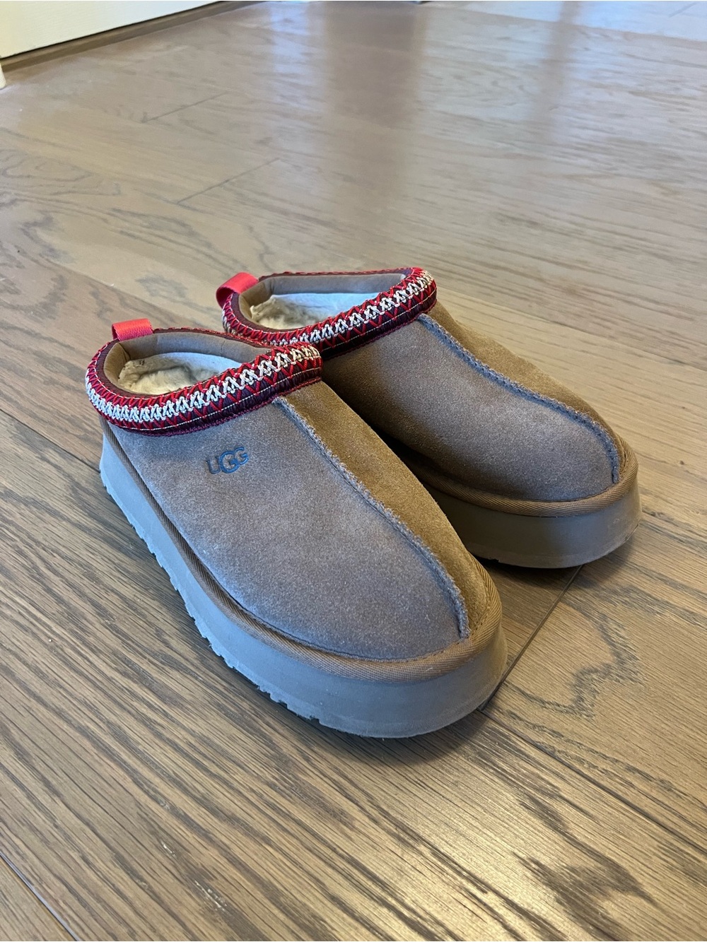 UGG Tazz ll Suede Platform in Chestnut with Red Trim
